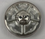 SOPPIL WOLFF. Petisqueira giratória (estilo Lazy Susan) espessurada a prata com cinco divisórias em cristal lapidado com contorno desenhado e com detalhes em relevo raiado com   tampa central com puxador. Medindo: 16 x 47 cm e 10 x 21 cm.