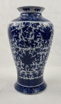 SATSUMA. Vaso decorativo em porcelana japonesa, pintado à mão, no estilo clássico azul e branco apresentando formato tradicional bojudo com padrões florais detalhados e ramificações que cobrem toda a superfície externa. Vaso Satsuma e uma peça tradicional japonesa originária da antiga província de Satsuma (na ilha de Kyushu). Marcado na base. Medindo: 34 x 16 cm.
