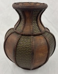 Vaso de bambu decorativo feito artesanalmente na Romênia. Confeccionado em mosaico com detalhes em relevo com dourado, exclusividade em  peças únicas e extremamente leves. Referência loja ODECO.RO/Bucareste. Medindo: 30 x 25 cm.