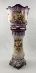 Franz Anton Mehlem, GERMANY. Antigo cachepot com pedestal ( floreira com coluna) em ceramica esmaltada e vitrificada, de origem alemã com bela decoração floral pintada à mão em tom degradê lilás/violeta em estilo art nouveau com relevo moldados na base e também na borda em acantos e volutas. Final sec XIX  início XX.  Medindo: 75 cm altura total, 50 x 22 cm coluna, 25 x 30 cm vaso.