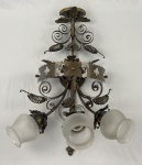 Antiga arandela de parede em metal dourado com três bocais em forma de flor  e detalhes em estilo toleware (metal pintado/trabalhado  artesanalmente) com detalhes de enrolamento em mola decorativa, folhas esculpidas com estilo clássico europeu, comum em peças italianas ou francesas artesanais. Acompanham, próprias da arandela,  3 (três) cúpulas ou mangas em vidro satinê com corpo arredondado com borda superior em formato de babado.  Medindo: 60 x 30 x 16 cm.