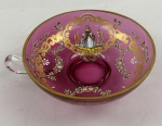 MOSER BOHEMIAN.  Antiga e delicada taça, com boca larga, em vermelho rubi (cranberry glass) com  esmaltação  pintada à mão com detalhes em ouro e alça lateral. Final sec XIX . Medindo: 4,5 x 13 cm.