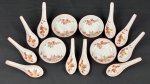 CHINA. Conjunto em porcelana, composto por quatro tigelas e dez colheres, com decoração floral em policromia, predominando tons de vermelho, verde e amarelo, e frisos vermelhos nas bordas. Marca com caracteres chineses nas bases. Uma das tigelas apresenta bicado. Total de 14 peças. Medidas: tigelas, 13,5 cm de diâmetro; colheres, 14,5 cm de comprimento.