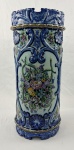 Grande vaso ou bengaleiro em faiança portuguesa pintada à mão produzida pela VESTAL,  importante fábrica artística situada em Vestiaria,  na  Alcobaça/Portugal. Teve sua atividade iniciada  em fevereiro de 1947 e tendo suas atividades encerradas em 2002. Possui numeração, inscrição e nome do artista que a pintou na base. Medindo: 57 x 24 cm. Pequenos bicados.