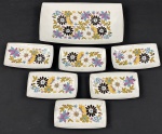 SCHMIDT. Conjunto para rocambole em porcelana branca com pintura floral policromada composto de travessa retangular e seis pratinhos também retangulares. Medindo: 15 x 28 cm e 9 x 16 cm.