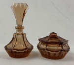 Conjunto para lavabo em vidro âmbar composto de perfumeiro com design facetado com tampa alongada  e porta algodão formato octogonal com tampa geométrica estilo art deco. Medindo: 7 x 10 cm e 17 x 9 cm.