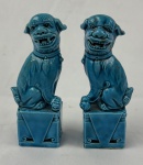 Par de pequenos  Cães de Fó em porcelana oriental azul. Medindo: 12 x 5 x 3 cm. 1 com restauro.