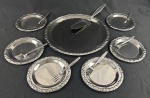 Conjunto para bolo, com 14 peças, confeccionado em aço inox, constando: 1 Prato para bolo, 1 espátula, 6 pratos para servir e seis garfos. Medindo: 31,5 cm e 16 cm