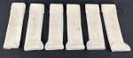 Conjunto para mesa-posta em linho branco, composto por 17 peças: 6 jogos americanos, 6 guardanapos e 5 porta-copos, decorados com delicados bordados florais. Apresenta discretas manchas e marcas do tempo. Medidas: jogos americanos: 44 x 31 cm; guardanapos: 19 x 19 cm; porta-copos: 10 cm de diâmetro.