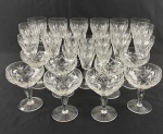 Conjunto de 31 taças em cristal lapidado, com decoração geométrica, composto por: 8 taças para vinho tinto, 8 taças para champanhe, 8 taças para vinho branco e 7 cálices para vinho do Porto.  Medidas: vinho do Porto: 12,5 x 5 cm; champanhe: 12 x 9 cm; vinho branco: 15 x 7 cm; vinho tinto: 17 x 7,5 cm. Apresenta bicados em 7 peças, sendo 3 taças para champanhe, 3 para vinho tinto e 1 cálice para vinho do Porto.