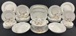 SCHMIDT. Aparelho de jantar para 12 pessoas, em porcelana nacional branca, decorado com delicados ramos de rosas, composto por 42 peças: 12 pratos rasos, 12 pratos fundos, 12 pratos de sobremesa, 3 travessas ovais, 2 saladeiras e sopeira com tampaMedindo respectivamnante: 25 cm,3,5 x 23 cm, 19 cm, 28,5 x 18,5 cm,  32 x 20,5 cm, 37 x 24 cm, 6 x 25 cm, 17 x 28 x 23 cm e 27,5 cm