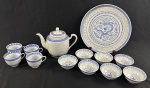 Conjunto de chá em porcelana chinesa, na cor branca, decorada com dragão, nas cores azul e branca, sendo: Um prato, sete bowls, quatro xícaras e um bule mede 17 x 22 x 11,5 cm.