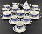 Steatita. Conjunto em porcelana branca, esmaltada na cor azul decorada com flores e guirlandas, composto de açucareiro (13cm.), cremeira (9cm.), 5 xícaras para café com respectivos pires, sete xicaras para chá com respectivos pires e 4 sobressalentes. Muito bem conservado, suaves sinais de uso.