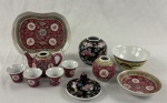 Conjunto de 10 peças diversas em porcelana chinesa, com rica decoração policroma de com motivos florais, dragões estilizados, gregas e ideogramas, em vibrante paleta de tons rosa, amarelo, azul, verde e negro. Composto por peças de formatos e funções variadas. Medidas: maior peça: 2 x 17 x 13 cm; menor peça: 3 x 4 cm. 2 com bicados.
