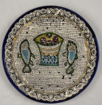 Prato decorativo em cerâmica armênia, Iconografia de Tabgha, pintura e esmaltação feitas à mão sobre cerâmica, decoração central em padrão "falso mosaico" que reproduz o célebre mosaico bizantino do século V da Igreja da Multiplicação em Tabgha (Galileia), representando o milagre da multiplicação dos pães e dos peixes. 27 cm.