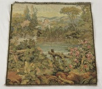Tapeçaria decorativa em tecido tipo Gobelin, representando bucólica paisagem campestre com lago, vegetação exuberante, flores, árvores, montanhas e construções ao fundo, em rica composição policromada. Acabamento com franjas nas extremidades. Medidas: 49 x 49 cm.