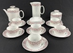 RENNER. Conjunto para chá e café em porcelana nacional com pintura floral sobre fundo branco, composto de  6 xicaras para chá, 1 leiteira, 1 manteigueira, 1 bule para chá e 1 açucareiro. Medindo: 15 x 20 x 11 cm, 17 x 15 x 9 cm, 10 x 11,5 cm e 17,5 cm.