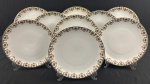 REAL. Conjunto de 9 pratos rasos em porcelana esmaltada, com rica decoração policroma de motivos florais e arabescos nas bordas, realçada por filetes em ouro. Manufatura no verso. Medidas: 25 cm de diâmetro. 2 com bicados.