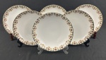 REAL. Seis pratos fundos em porcelana esmaltada, com rica decoração policroma de motivos florais e arabescos nas bordas, realçada por filetes em ouro. Manufatura no verso. Medidas: 3,5 x 21 cm.