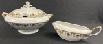 REAL. Sopeira e molheira em porcelana esmaltada, com rica decoração policroma de motivos florais e arabescos nas bordas, realçada por filetes em ouro. Manufatura no verso. Medidas: 18 x 29 x 25 cm e 8 x 23 x 10 cm. Alça da sopeira com restauro.