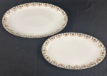 REAL. Duas travessas em porcelana esmaltada, com rica decoração policroma de motivos florais e arabescos nas bordas, realçada por filetes em ouro. Manufatura no verso. Medidas: 32 x 19 cm e 36 x 21,5 cm
