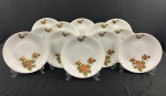 RENNER, modelo Madailon, Porto Alegre. Conjunto de 12 pratos fundos em porcelana branca esmaltada, decorados com arranjos florais policromados em tons alaranjados, rosados e verdes, realçados por delicado filete dourado na borda. Manufatura no verso. Medidas: 3,5 x 22 cm de diâmetro.