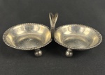 Saleiro de mesa de prata, contrastado, pés na forma de "bolas". Peso da prata: 20 g. Medindo: 4 x 10 x 5,5 cm.