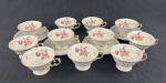 KPM - Kristen Porzellan-Manufaktur, Waldenburg, Polônia (Fundada em 1831 por Carl Kristen) -  Onze xícaras para chá com 4 pires em porcelana polonesa esmaltados com rica decoração de flores policroma, detalhes em alto relevo e filetes em ouro. Manufatura no verso. Uma xícara com fio de cabelo.