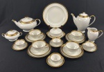 Serviço de chá e café em porcelana tcheca esmaltada na cor branca, com rica faixa dourada ornamentada por arabescos, composto por : bule de café, bule de chá, leiteira, açucareiro, manteigueira, prato para bolo, 4 pratos de sobremesa, 4 xícaras de café com respectivos pires e 4 xícaras de chá com respectivos pires. Em ótimo estado. Medidas: bule de café: 21 x 23 cm; bule de chá: 15 x 25 cm; leiteira: 12 x 13 x 9 cm; açucareiro: 9,5 x 16 cm; manteigueira: 9 x 18 cm; prato para bolo: 24,5 cm de diâmetro; pratos de sobremesa: 17 cm de diâmetro.