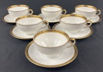 Seis xícaras para chá em porcelana tcheca esmaltada na cor branca, com rica faixa dourada ornamentada por arabescos. Em ótimo estado. Manufatura no verso