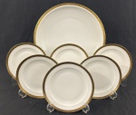 Connunto para sobremesa  em porcelana tcheca esmaltada na cor branca, com rica faixa dourada ornamentada por arabescos. Composto de prato de bolo e 6 pratos para sobrmesa. Em ótimo estado. Manufatura no verso. Medindo: 32 cm e 17 cm.