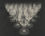 Conjunto de 10 taças para água em cristal europeu translúcido, com bojos decorados por folhas de parreira fosqueadas, cachos de uvas gravados e delicadas linhas onduladas. Hastes moldadas e bases circulares. Medidas: 14 x 8 cm.