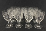 Conjunto de 12 taças para vinho tinto em cristal europeu translúcido, com bojos decorados por folhas de parreira fosqueadas, cachos de uvas gravados e delicadas linhas onduladas. Hastes moldadas e bases circulares. Medidas: 12 x 7 cm.