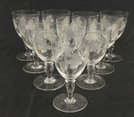 Conjunto de 10 taças para vinho branco em cristal europeu translúcido, com bojos decorados por folhas de parreira fosqueadas, cachos de uvas gravados e delicadas linhas onduladas. Hastes moldadas e bases circulares. De dois tamanhos. Medidas: 11,5 x 7 cm e 11 x 6 cm. Um com bicado.