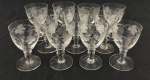 Conjunto de 11 taças para vinho do porto em cristal europeu translúcido, com bojos decorados por folhas de parreira fosqueadas, cachos de uvas gravados e delicadas linhas onduladas. Hastes moldadas e bases circulares.  Medidas: 8,5 x 5,5 cm. Um com bicado.