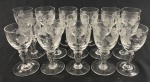 Conjunto de 16 taças para licor em cristal europeu translúcido, com bojos decorados por folhas de parreira fosqueadas, cachos de uvas gravados e delicadas linhas onduladas. Hastes moldadas e bases circulares.  Medidas: 7,5 x 4 cm.