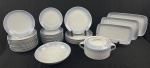 SCHMIDT. Parte de aparelho de jantar em porcelana, composto de 6 pratos rasos, 12 pratos fundos, 12 pratos de sobremesa, travessa para arroz, sopeira com tampa e 3 travessas retangulares. Medidas: pratos rasos: 24,5 cm de diâmetro; pratos fundos: 3,5 x 21 cm; pratos de sobremesa: 19 cm de diâmetro; sopeira: 15 x 29 x 27 cm; travessa para arroz: 6 x 25 cm; travessas retangulares: 28 x 15 cm, 33 x 18 cm e 36 x 18 cm. Duas travessas e 1 prato de sobremesa apresentam bicados.