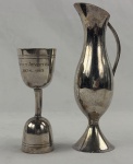 Vaso em metal espessado espessurado à prata. Alt. 0,17cm. Acompanha Dosador duplo em metal espessado a prata. alt. 12 cm.