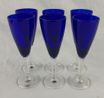 HERING. Conjunto de 6 taças em cristal, com bojo em azul cobalto, hastes translúcidas facetadas e bases circulares. Medidas: 20,5 x 6,5 cm.