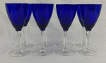 HERING. Conjunto de 8 taças em cristal, com bojo em azul cobalto, hastes translúcidas facetadas e bases circulares. Medidas: 19 x 8 cm.