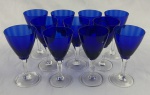 HERING. Conjunto de 11 taças para vinho do porto em cristal, com bojo em azul cobalto, hastes translúcidas facetadas e bases circulares. Medidas: 11 x 5,5 cm. Um bicado.