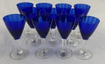 HERING. Conjunto de 11 taças para licor em cristal, com bojo em azul cobalto, hastes translúcidas facetadas e bases circulares. Medidas: 10 x 5 cm. Duas com bicados.