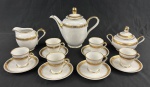 Mauá. Serviço para café em porcelana esmaltada na cor branca, decoração e filetes em ouro nas bordas, composto de bule, leiteira, açucareiro e 6 xicaras com seus pires. Manufatura no verso. Medindo: 17 x 20 cm, 9 x 12,5 cm e 11 x 14 cm