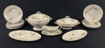 THOMAS HUGHES & SON ENGLAND. Serviço em MINIATURA, confeccionado em faiança inglesa, com delicada decoração policromada de rosas e ramos florais, realçada por filetes dourados, composto por 16 peças: sopeira, terrina, molheira, 3 travessas, 6 pratos rasos e 4 pratos fundos. Medidas: sopeira: 16 x 21 x 12 cm; terrina: 12 x 20 x 10 cm; molheira: 7 x 14,5 x 6 cm; travessas: de 15 x 8 cm a 23 x 11 cm; pratos rasos: 14 cm de diâmetro; pratos fundos: 2 x 14 cm. Uma peça apresenta bicado.
