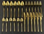 Vinte e quatro talheres de aço inoxidável dourado, modelo cintura fina, série deluxe, sendo 6 facas de mesa, 6 garfos de mesa, 6 colheres para sopa e  colheres para sobremesa.