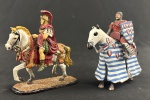 Colecionismo: Cavaleiro medieval e general romano em chumbo. Editora Altaya. Escala: 1:32. O general romano apresenta avaria no braço. Medindo: 8 x 8 cm e 9,5 x 9 cm.