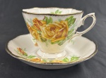 Donton Manor, Italy Design. Xícara para chá em porcelana italiana, no estilo Royal Albert, padrão "Yellow Tea Rose", apresentando policromia com arranjos de rosas amarelas em plena floração e folhagens verdes, filetes e guarnições com douração.