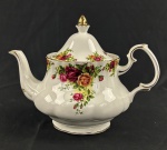 Donton Manor, Italy Design. Bule de chá em porcelana italiana, no ESTILO Royal Albert, padrão "Old Country Roses", com estampa policromada de buquês de rosas  em tons de vermelho profundo, rosa-pink e amarelo-chá, com folhagens verdes, bordas onduladas e recortadas com aplicação de filete de ouro.  Medindo: 19 x 23 x 16 cm
