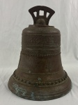 Grande e pesado sino confeccionado em bronze de espessa fundição, historicamente utilizado em capelas coloniais, igrejas ou sedes de fazendas antigas. Possui a coroa (alça superior de fixação) vazada com três aberturas geométricas verticais. Com oxidação. Medindo: 33 x 28 cm