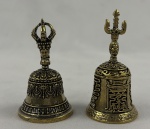 Dois sinos em metal dourado, rivcamante cinzelado. Medindo:5 x 3 cm.
